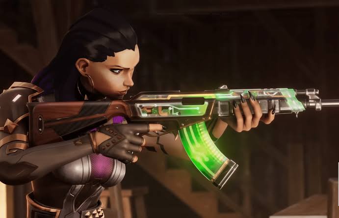 Imagen filtrada de una skin de VALORANT con arma azul oscuro, luces neón rosas y moradas y un diseño de gato.